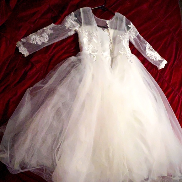 White dress with tail. - Picture 2 of 2